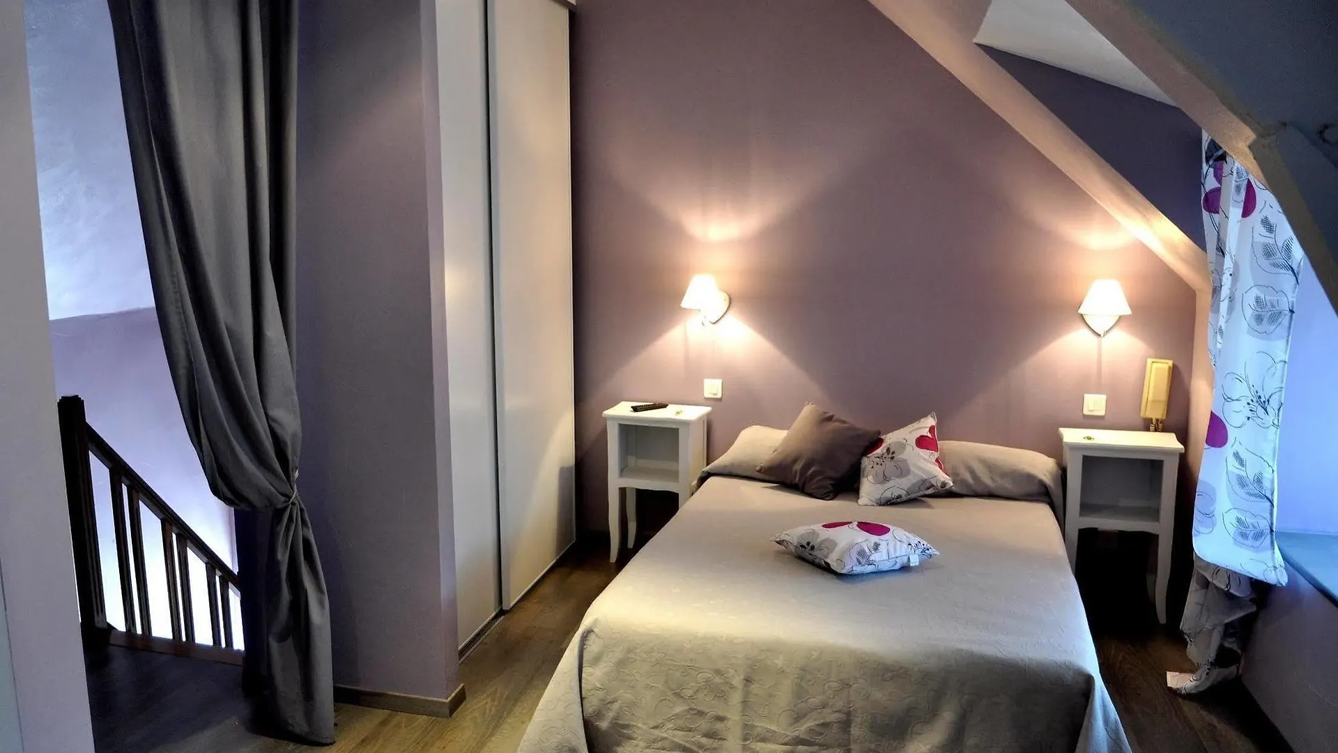 Logis Hotels - Auberge De L'Ile - Hotel 3 Etoiles Et Restaurant Creysse  3*, Creysse (Lot) Frankrike